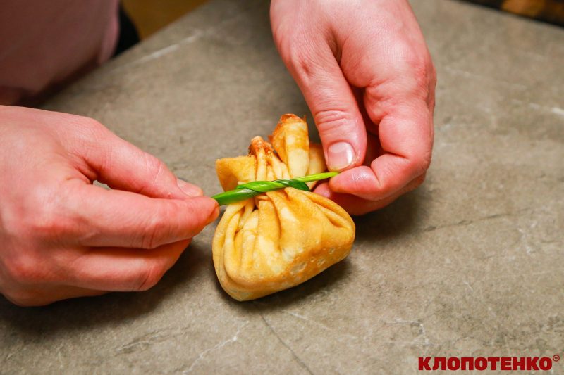 Завязування країв торбочки з млинця