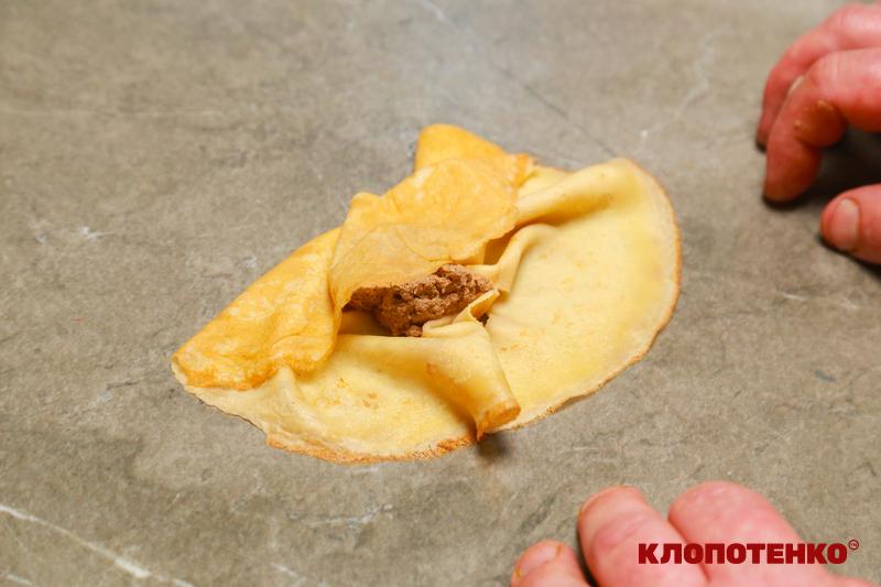 Загортання млинця у формі троянди