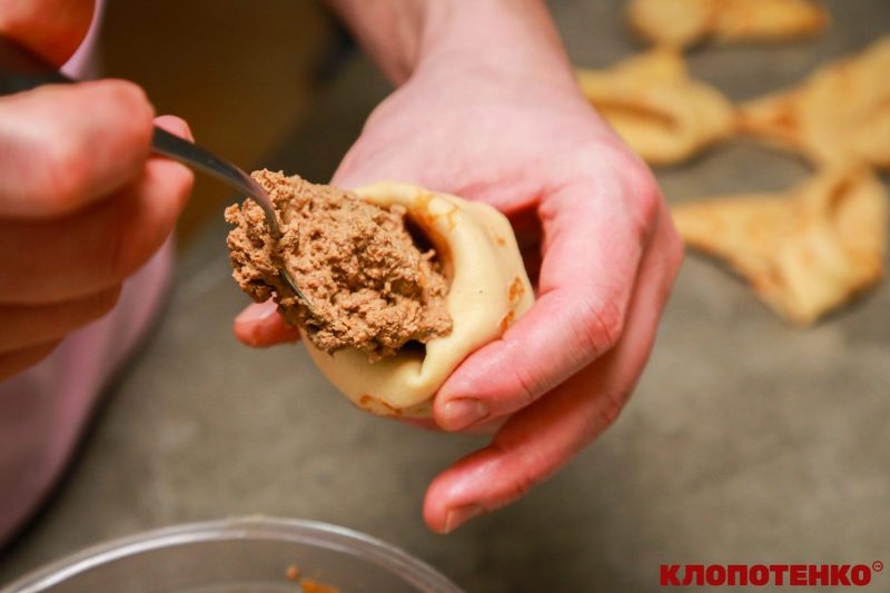 Наповнення налисника у формі ріжка начинкою