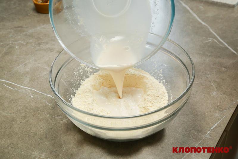 Додавання опари до борошна