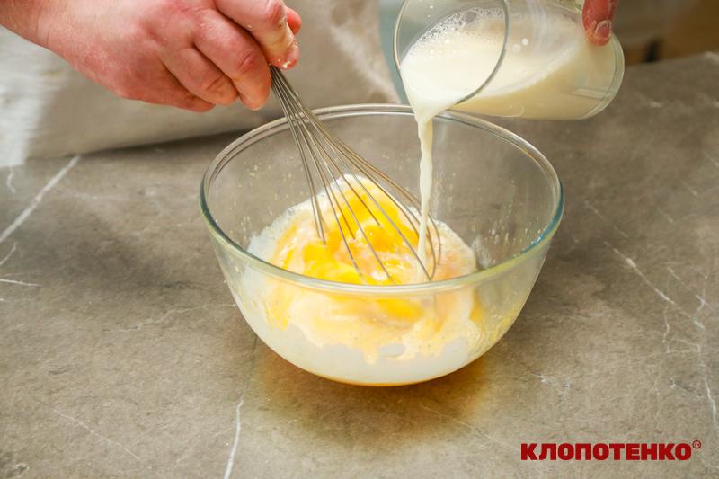 додавання молока до яєць