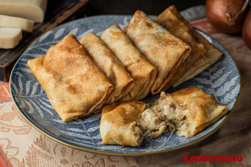 налисники з куркою, грибами і сиром