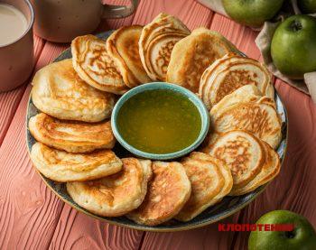 Пишні оладки на молоці з яблуками