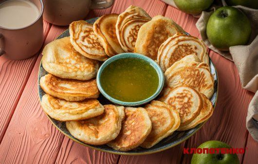 Пишні оладки на молоці з яблуками