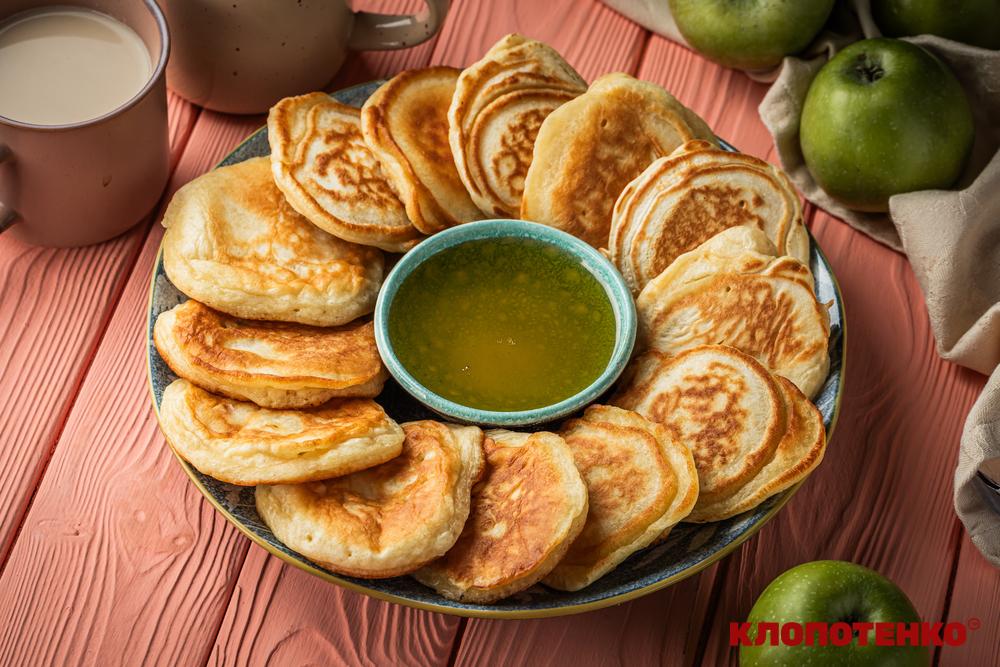 Пишні оладки на молоці з яблуками