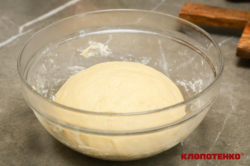 Приклад, як повинно виглядати тісто після того, як підросло
