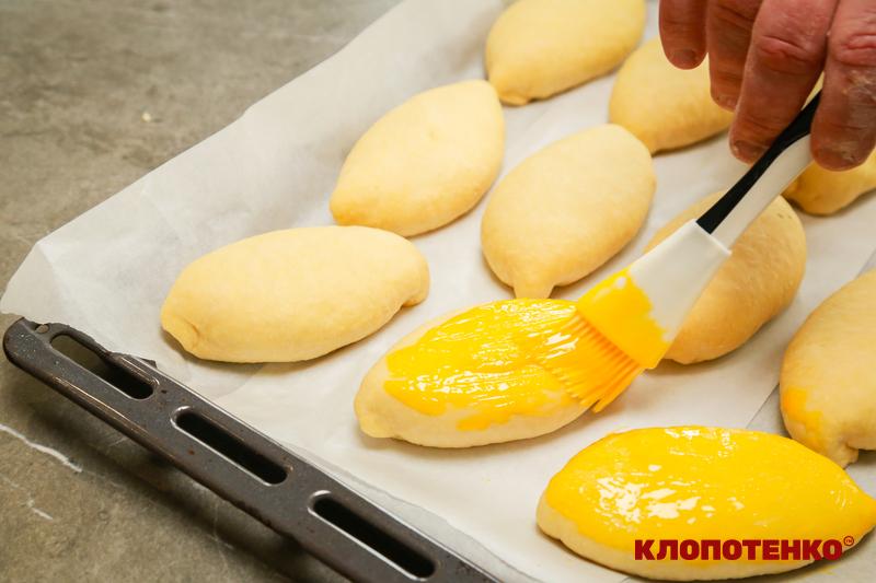 Змащування пиріжків жовтквом перед випіканням