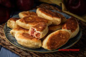 Пиріжки з яблуками на сковороді