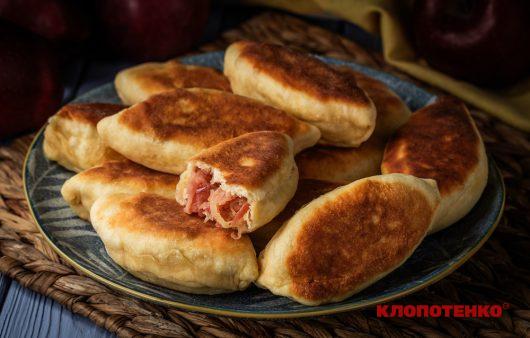 Пиріжки з яблуками на сковороді