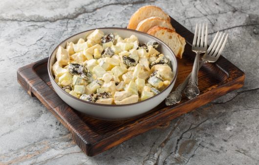 Салат з куркою та чорносливом