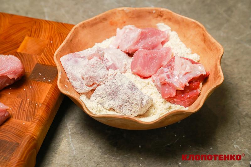 Запаніровування свинини в борошні