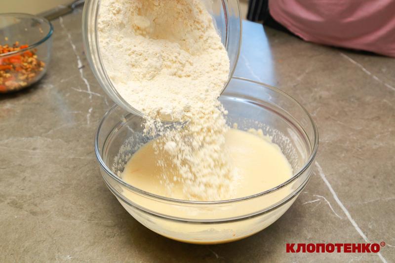 Додавання борошна до рідких інгредієнтів