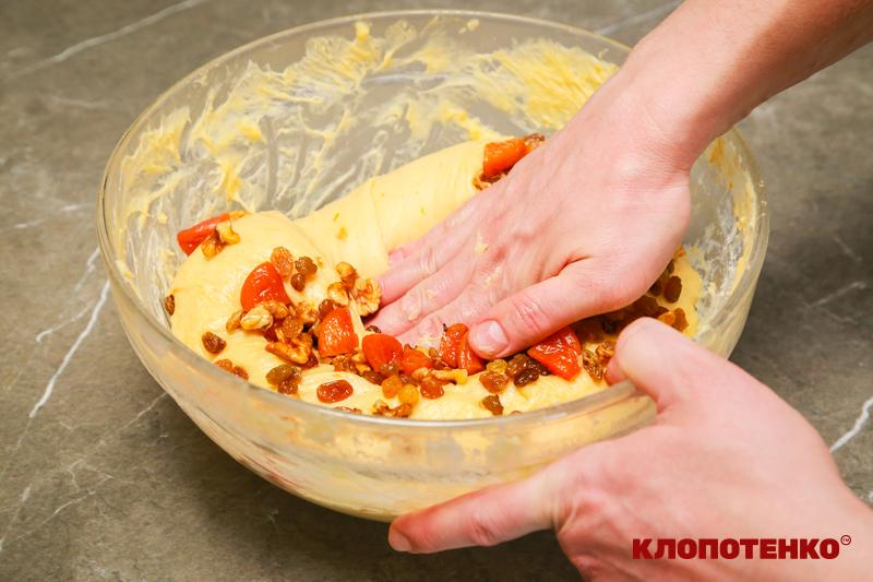 Додавання сухофруктів до тіста
