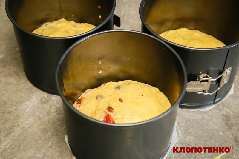 Закладання тіста в форми