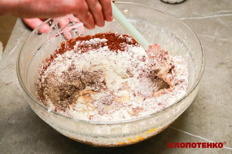 Замішування тіста для коржів
