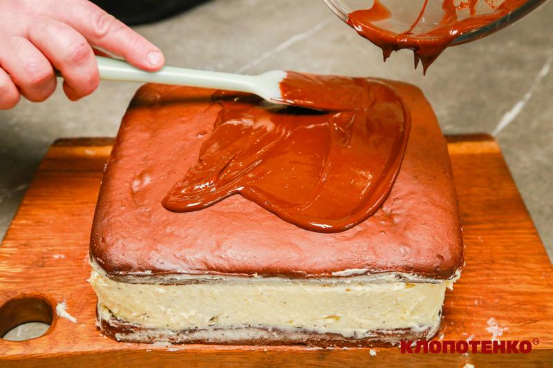 Змащування пляцка шоколадною глазур'ю