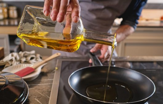 Не всі однакові. Яку олію обрати для смаження, щоб подбати про здоров’я серця