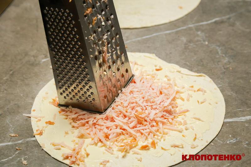 Викладання тертої курки на лаваш