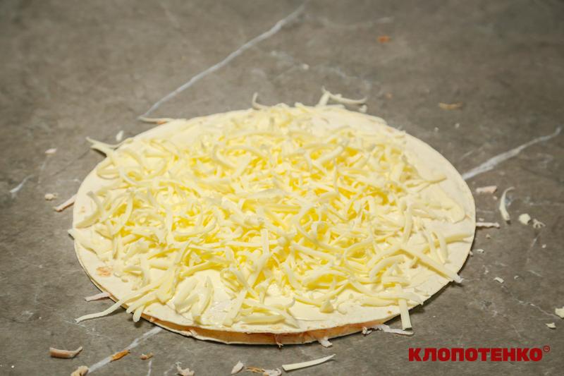 Викладання другого лаваша та шару тертого сиру