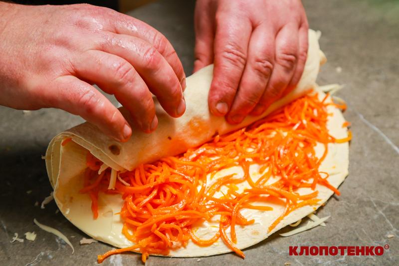 Викладання третього шару лаваша та моркви