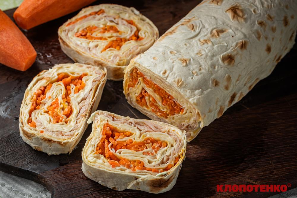 Рулет з лаваша з куркою та сиром