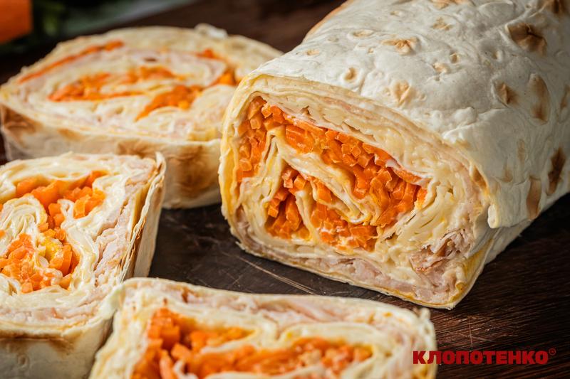 Рулет з лаваша з куркою та сиром