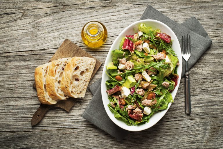 Салат з фетою та тунцем