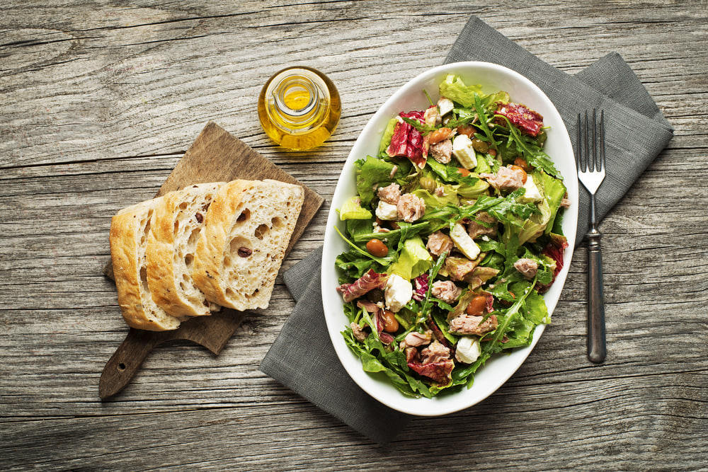 Салат з фетою та тунцем