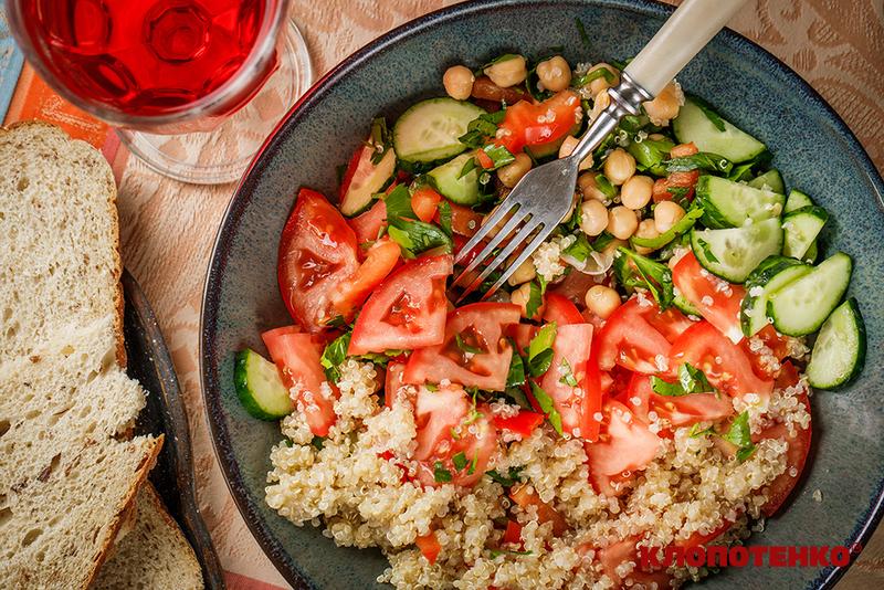 Салат з кіноа, нуту та овочів 