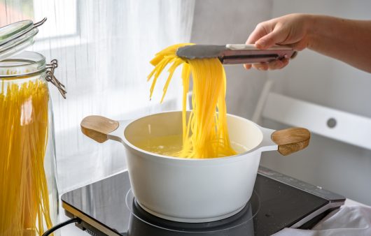 Науковці зʼясували, чому важливо солити воду для макаронів та як робити це правильно