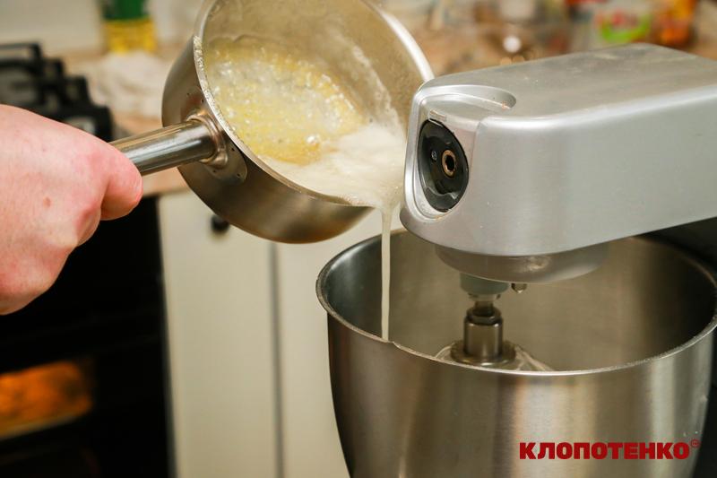 збиті білки та сироп