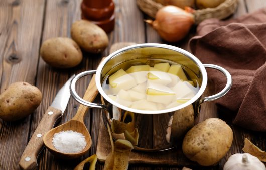 Чому картопля темніє та як його уникнути: поради експертів