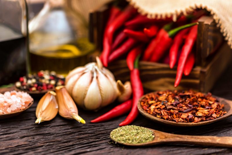 Гостра їжа часто є причиною печії, а тому її не варто вживати на ніч 