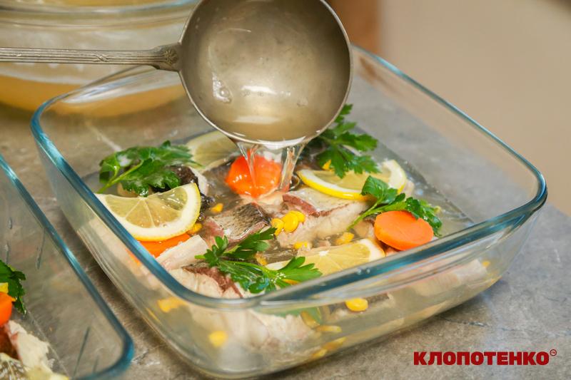 Заливання риби та овочів бульйоном