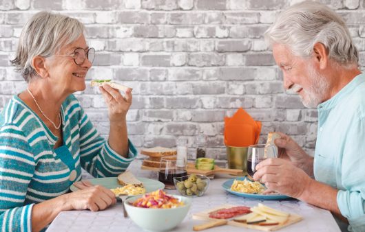 Чому після 50 потрібно більше білка, яка добова норма і яким продуктам віддавати перевагу – вчені