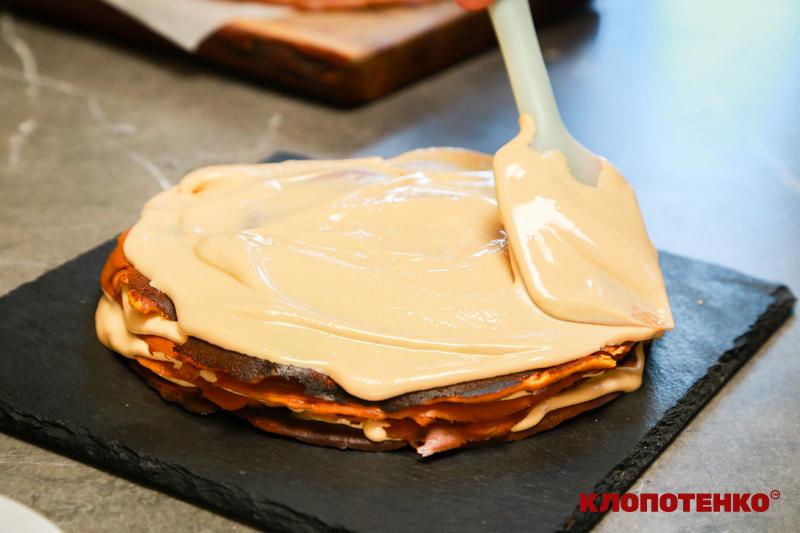 Змащування коржів