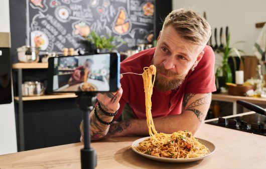 Дивний лайфхак із соцмереж допомагає менше їсти: що показало нове дослідження
