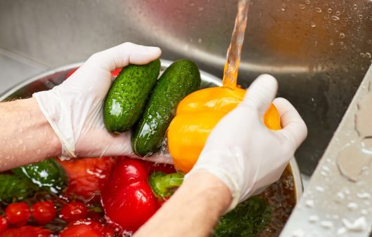 Чи достатньо звичайної води для миття овочів і фруктів: що кажуть експерти