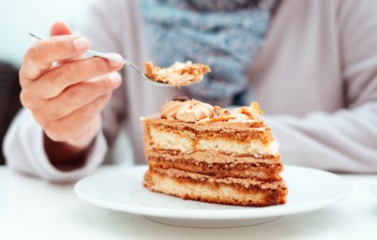 Час має значення. Коли краще їсти солодке протягом дня та чому