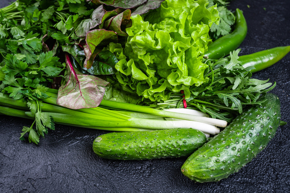 ранні свіжі овочі на столі