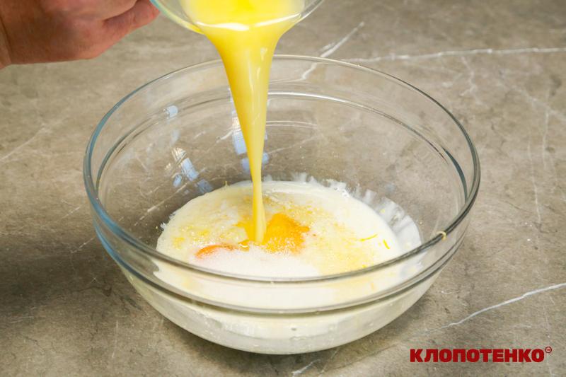 Додавання розтопленого масла в суміш кефіру та лимонного соку