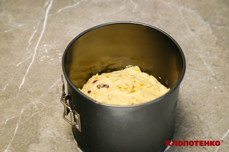 Викладання тіста у форму