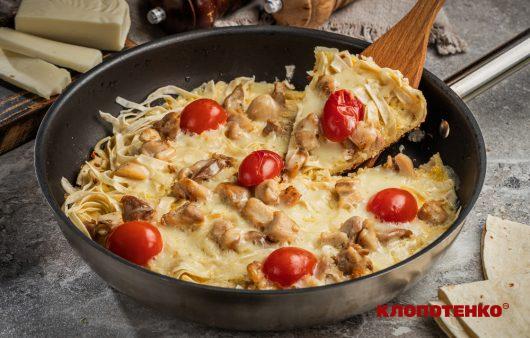 піца з порізаного лаваша на сковороді