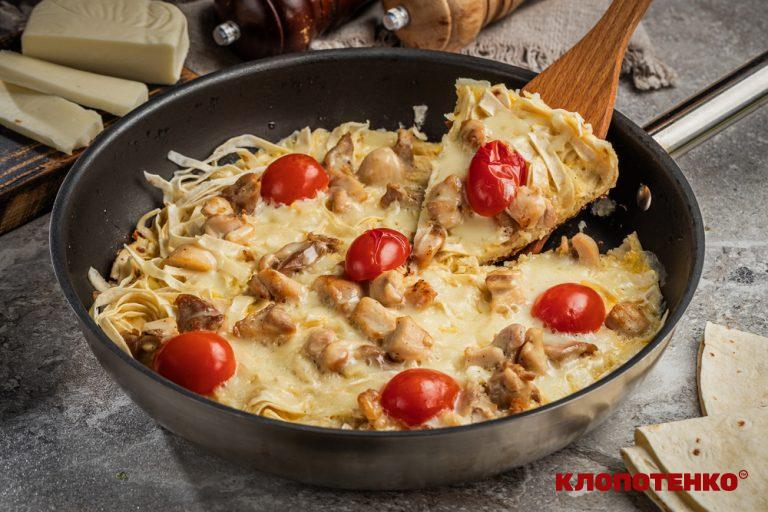 піца з порізаного лаваша на сковороді