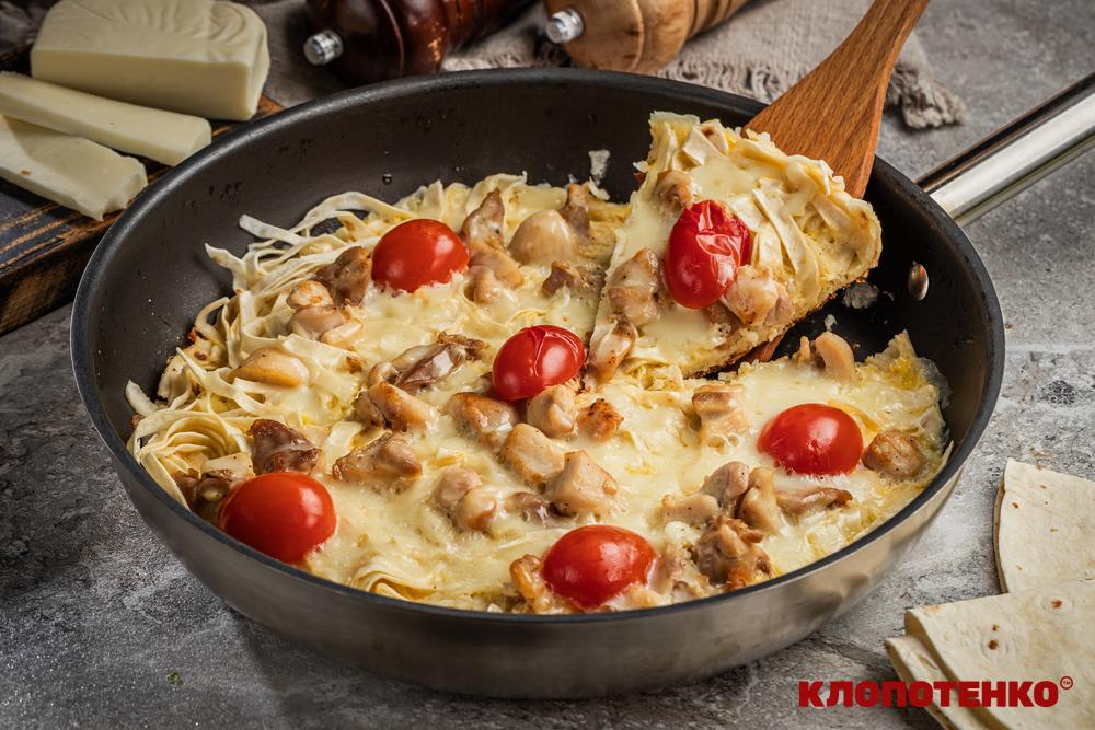 піца з порізаного лаваша на сковороді