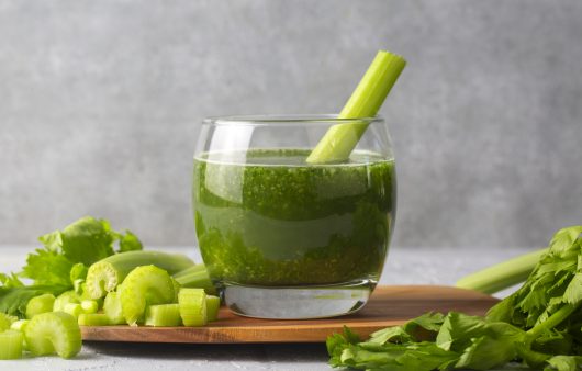 Дослідники зʼясували, що буде, якщо пити сік селери регулярно. Все про користь зеленого напою