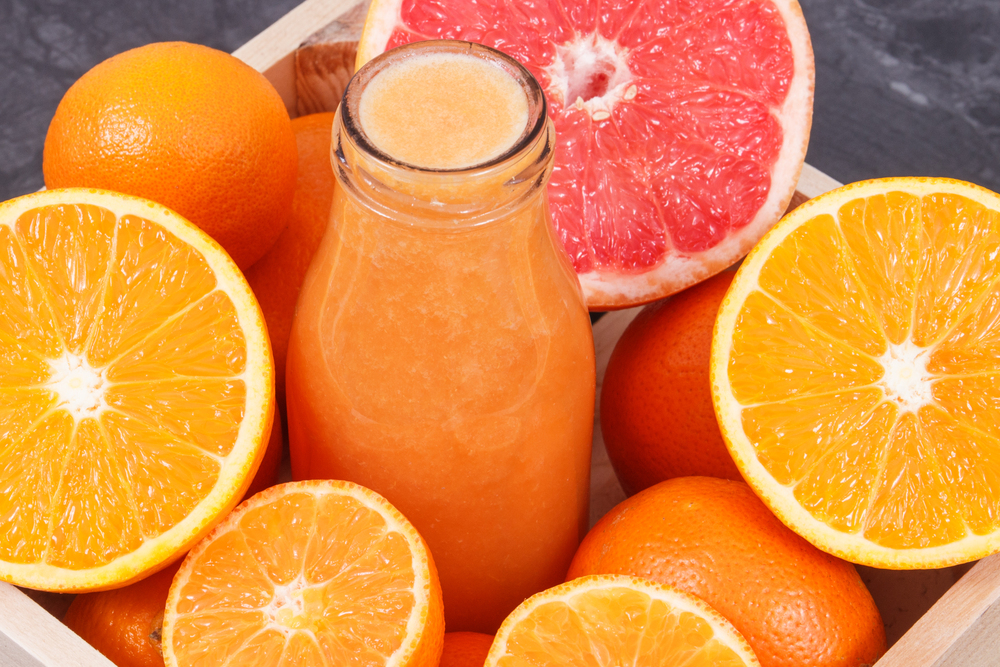 свіжий сік апельсинів і грейпфрутів