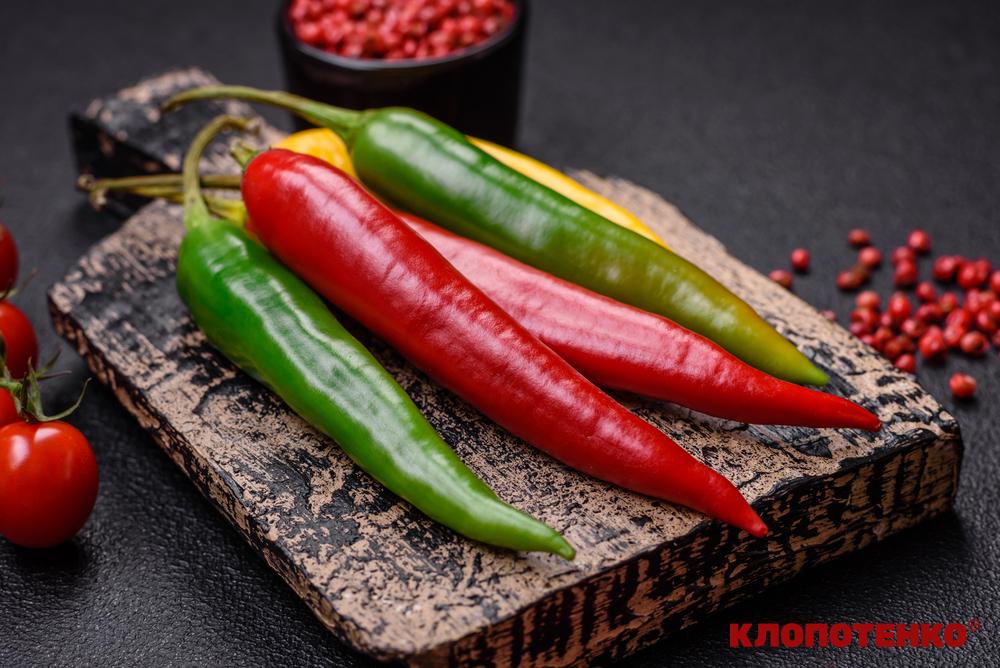 сичуанський перець на дерев'яній дошці
