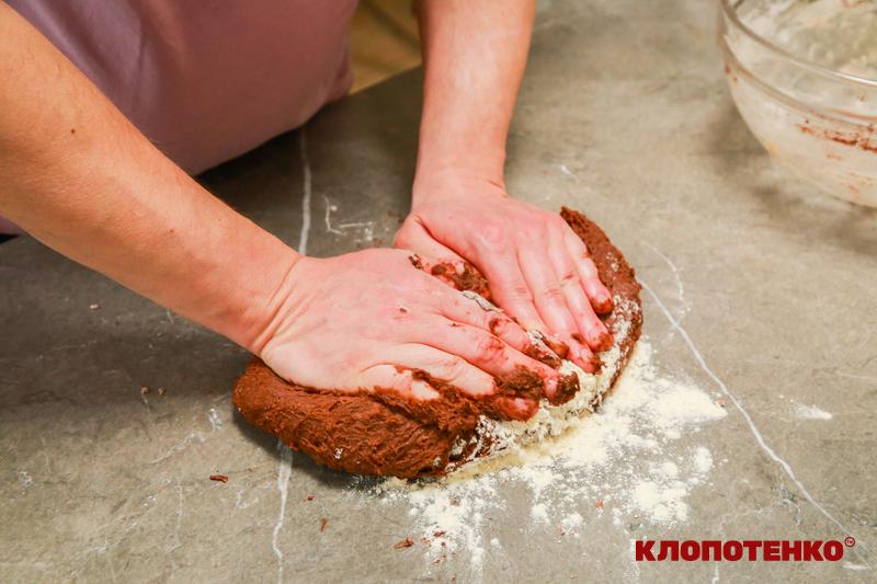 Заміщування тіста на коржі для торта