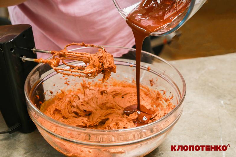 Додавання розтопленого шоколаду в торт